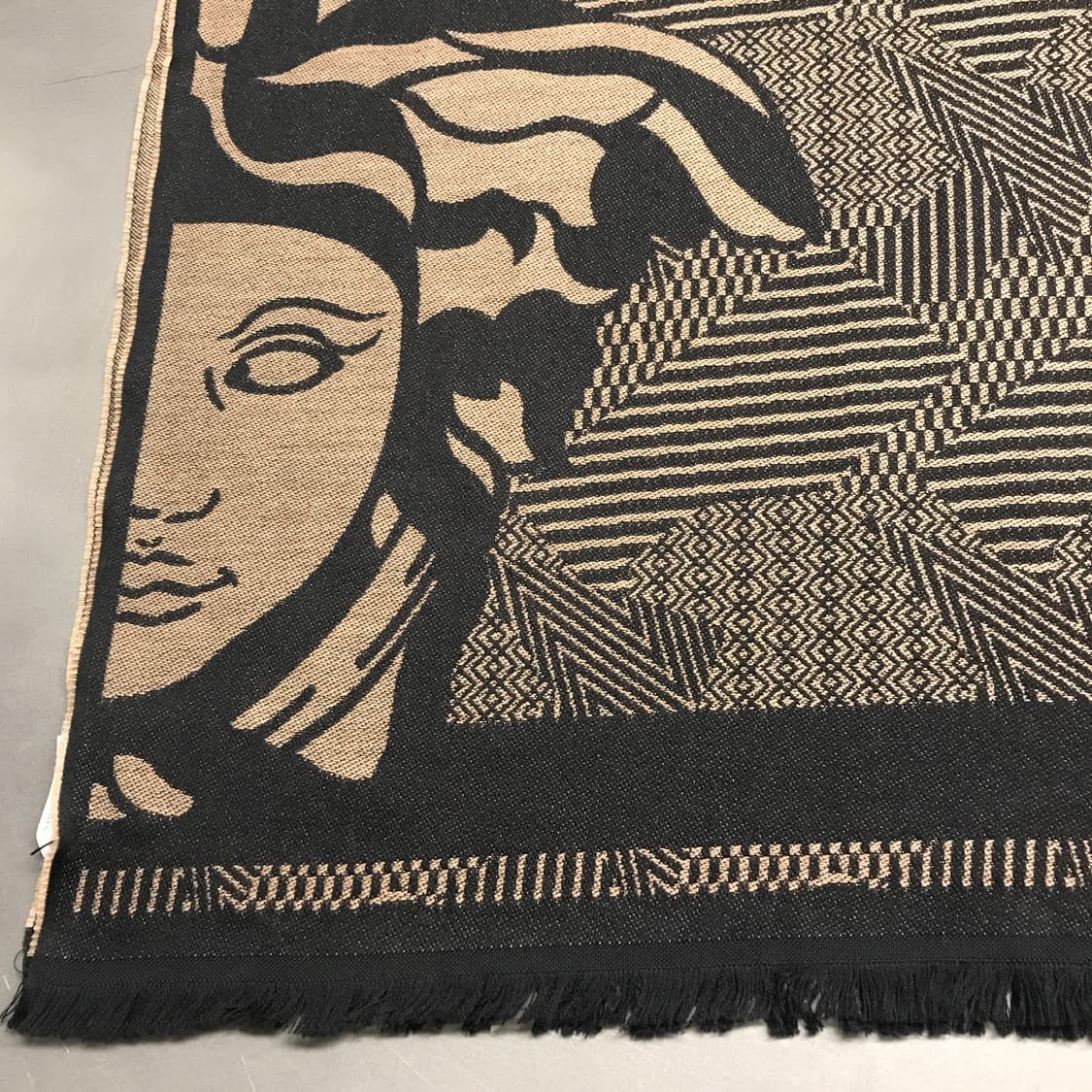 베르사체 메두사 머플러 브라운 상품이미지3