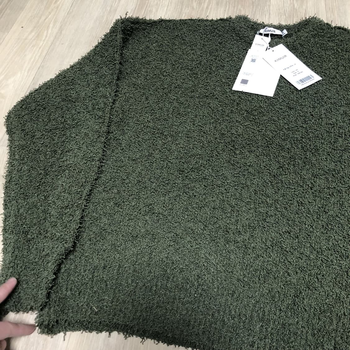 (M) 새상품 키뮤어 KIIMUIR 부클 테일 크루넥 니트 카키 상품이미지6