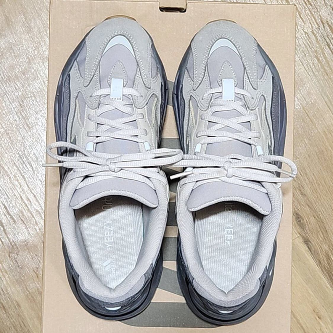 아디다스 275 이지 부스트 700 테프라 상품이미지4