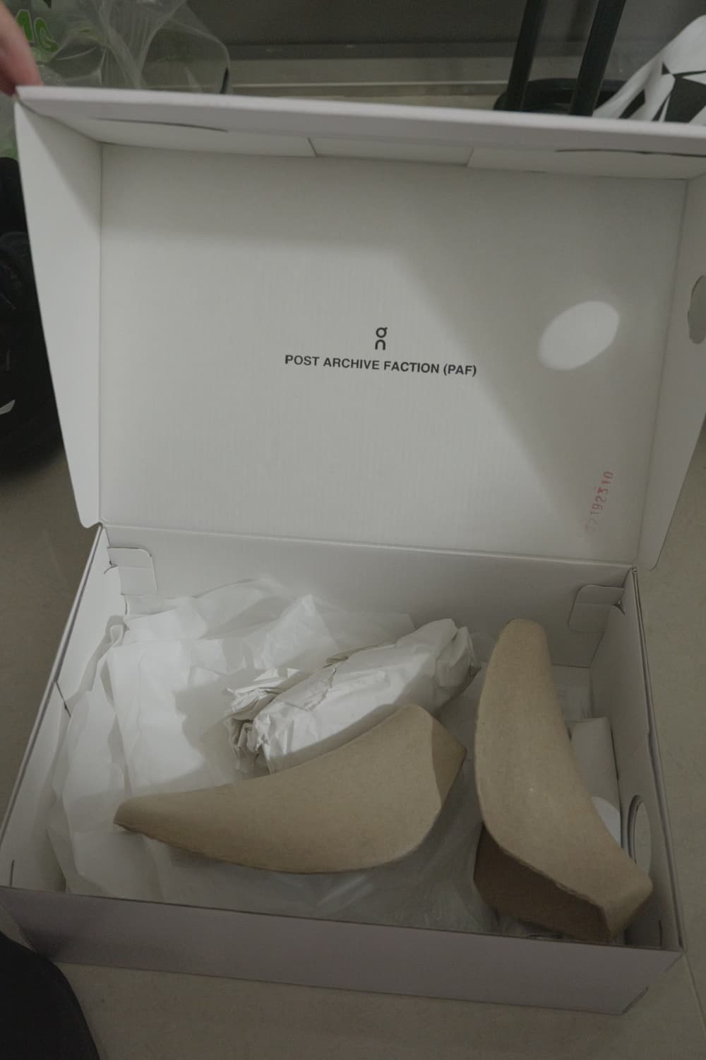 260) 온 러닝 x 파프 클라우드벤쳐 피크 블랙 상품이미지7