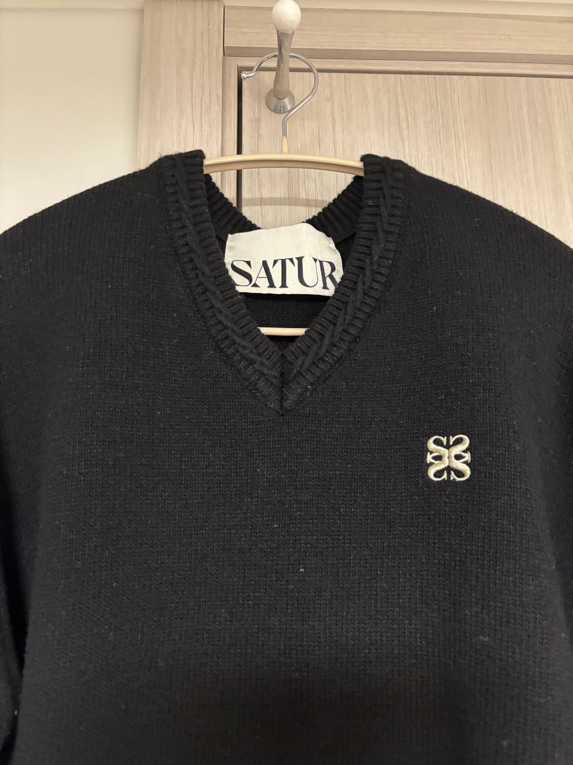 세터 더블린 언발란스 브이넥 니트 클래식 블랙 상품이미지2