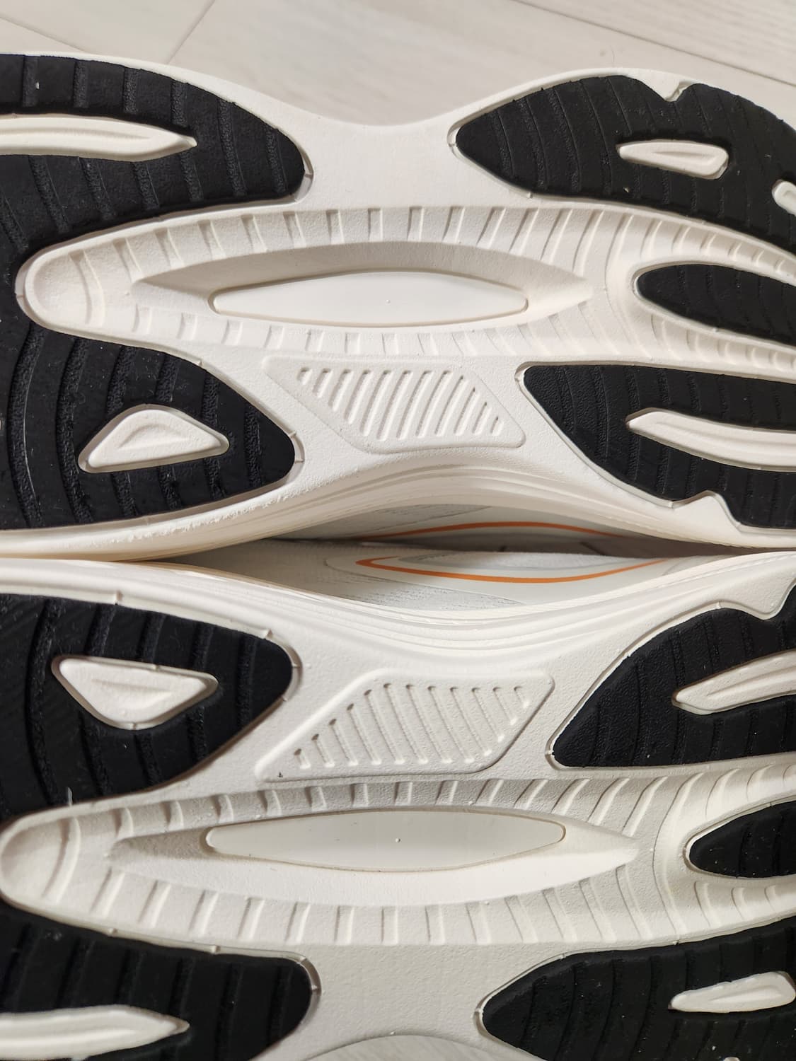 새상품급)르까프 운동화 액티브 러너 남여공용 러닝화 워킹화 사이즈255
 상품이미지9