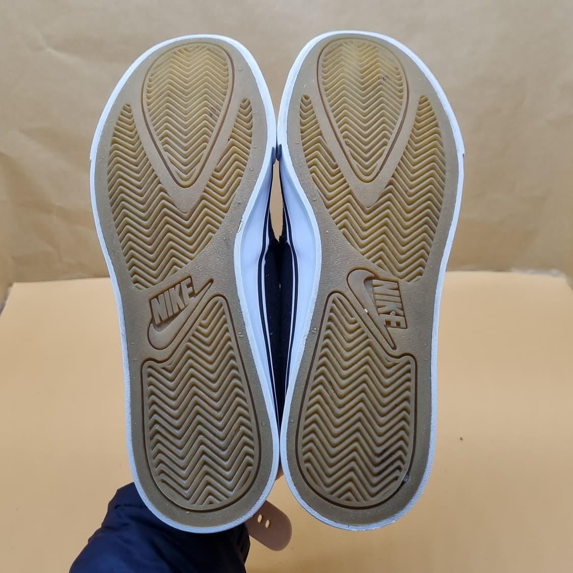 나이키 코트로얄 여성슬립온240. 상품이미지3