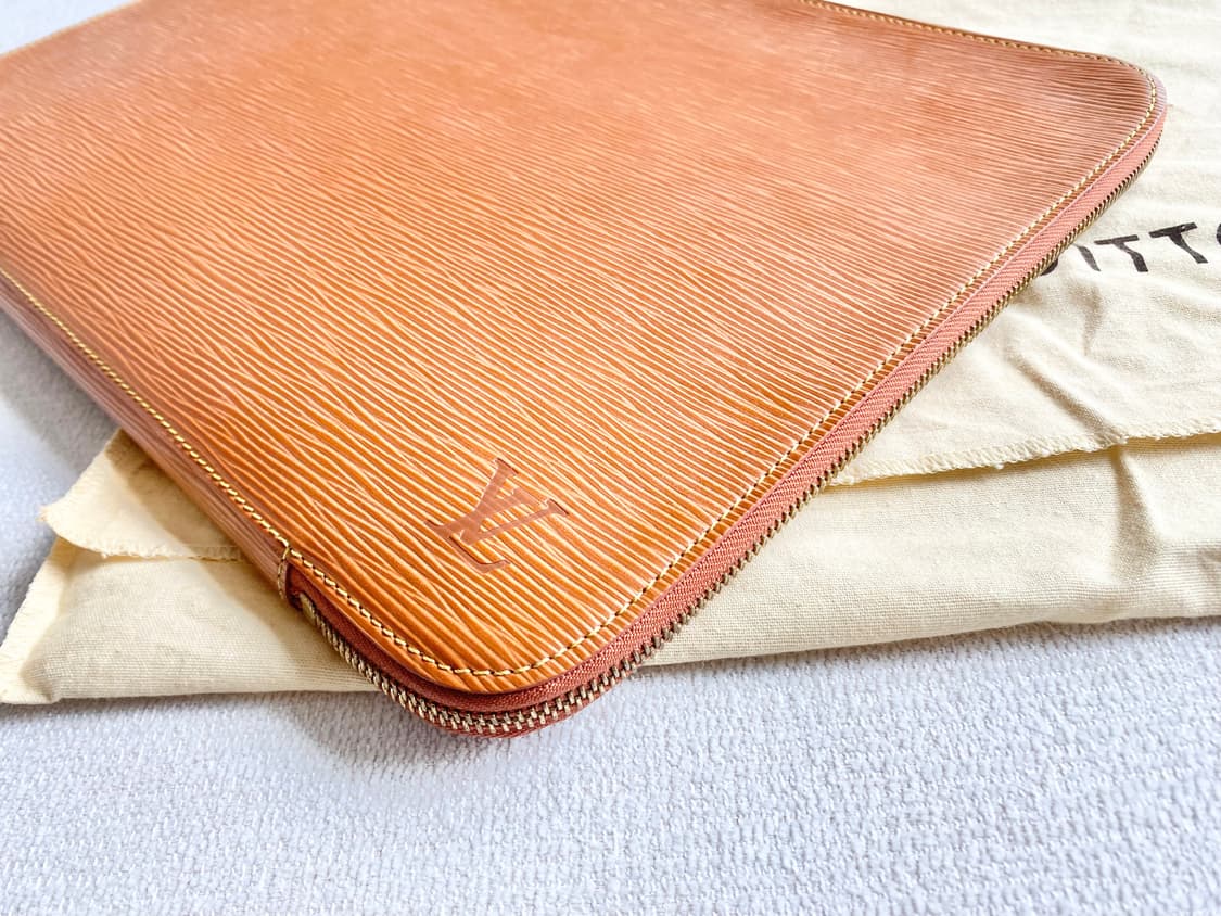 루이비통 에삐 큐멘 라지 도큐먼트 브라운 클러치 상품이미지4