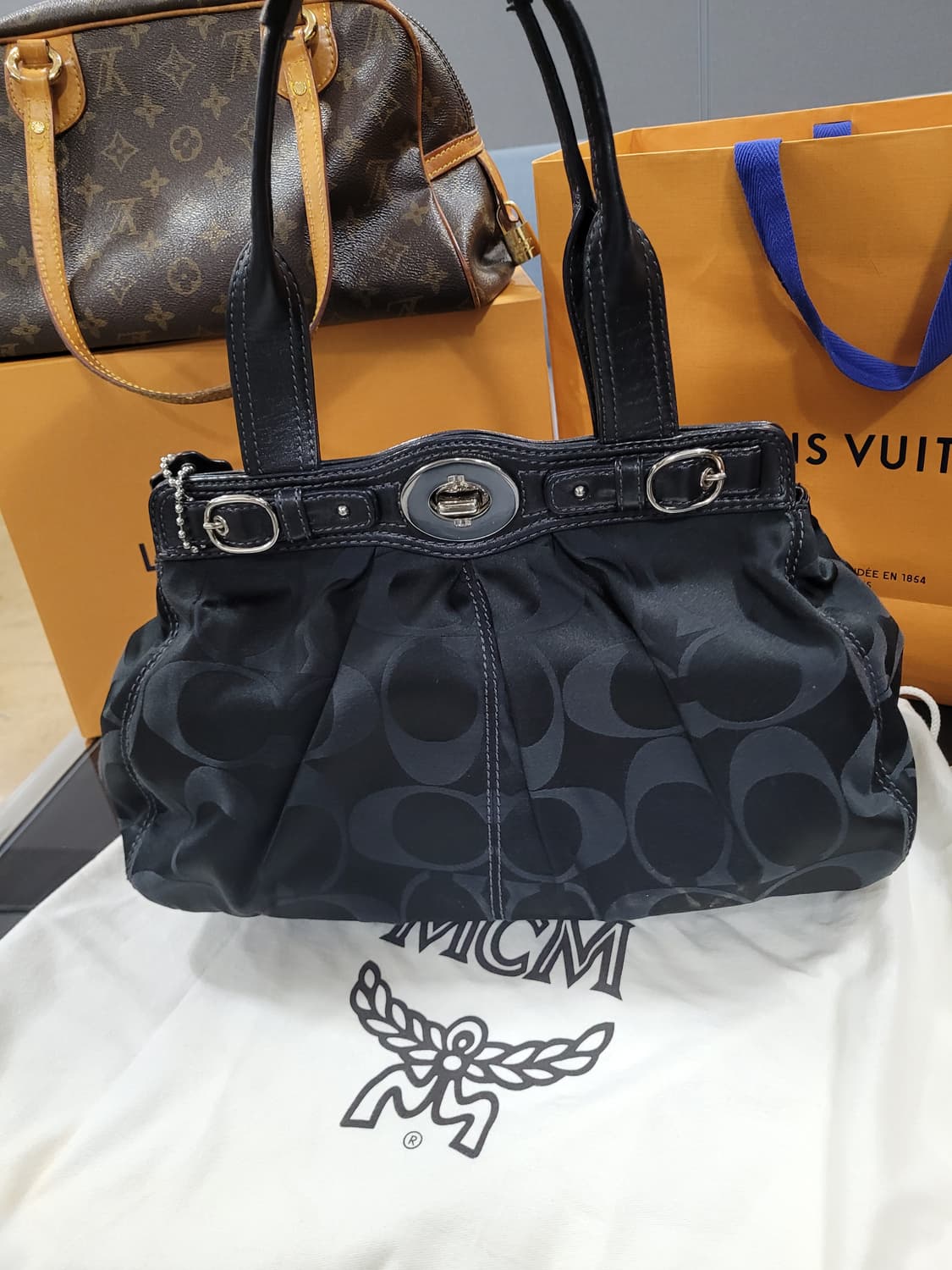 코치 시그니처 새틴 숄더 토트백 상품이미지1