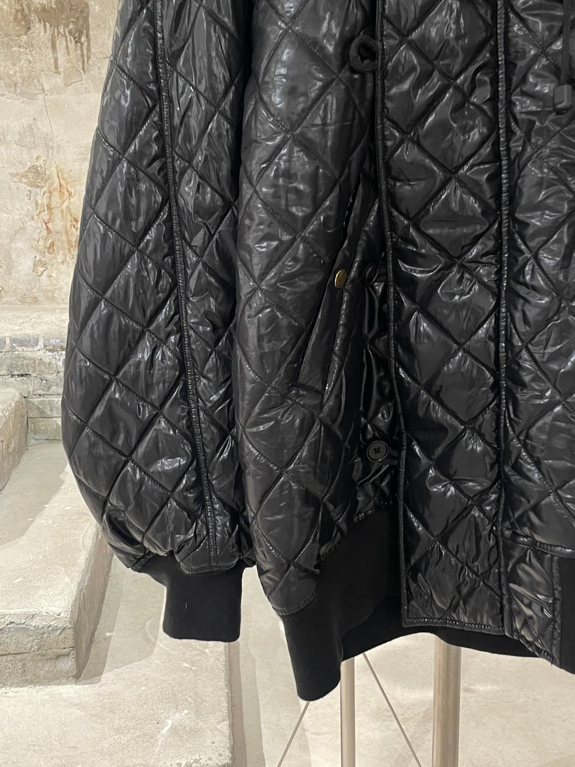 ktz 블랙 퀼팅 글로시 퍼 후디 나일론 점퍼 상품이미지4