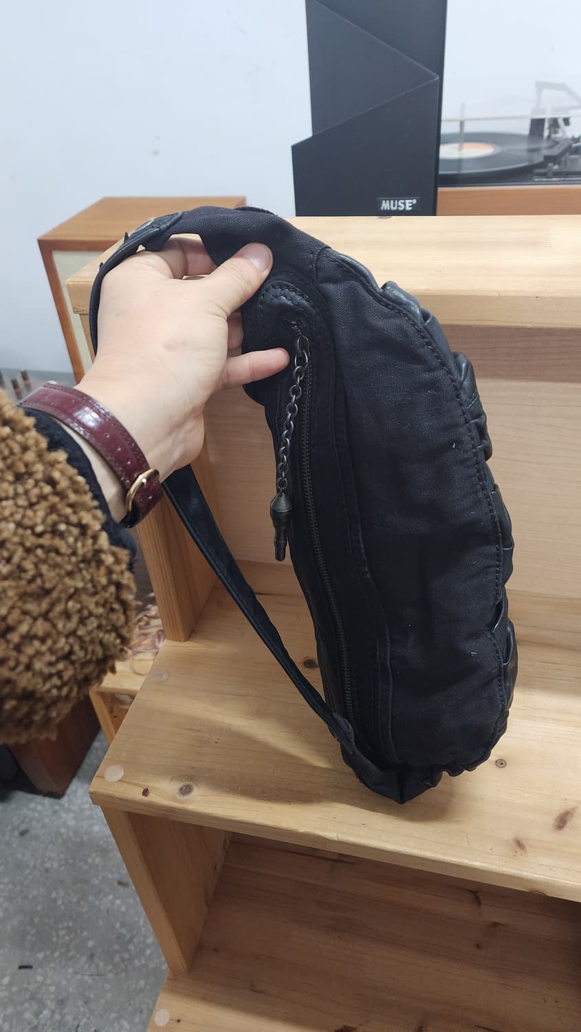 블랙 레더 코튼 숄더백 체인 장식 상품이미지4