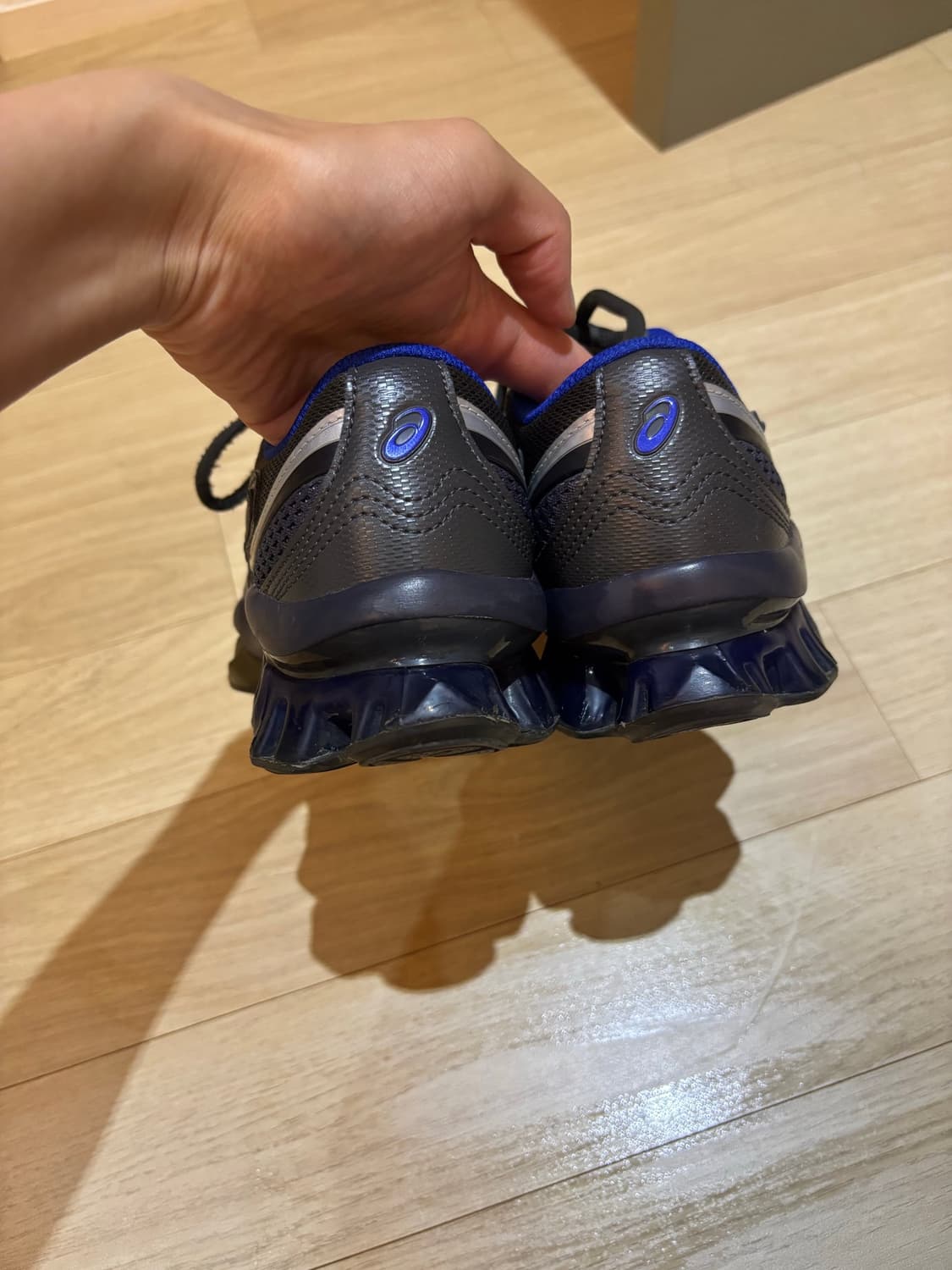 아식스 x 키코 코스타디노브 젤 퀀텀 지엔치아 다크 그레이 상품이미지3