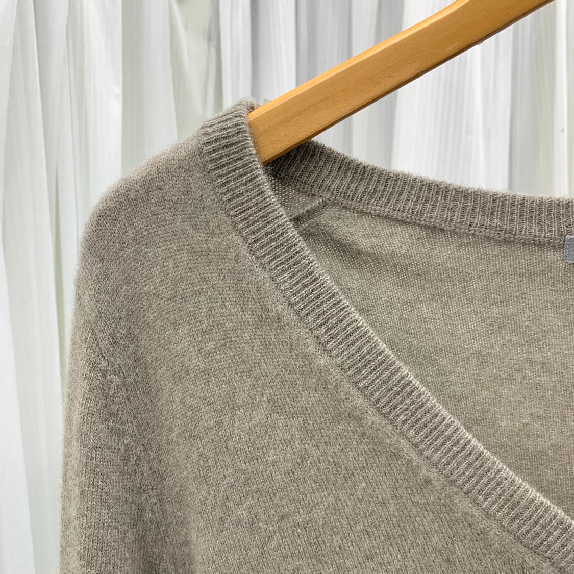 일본 유니클로 캐시미어 100 브이넥 니트 1768 상품이미지2