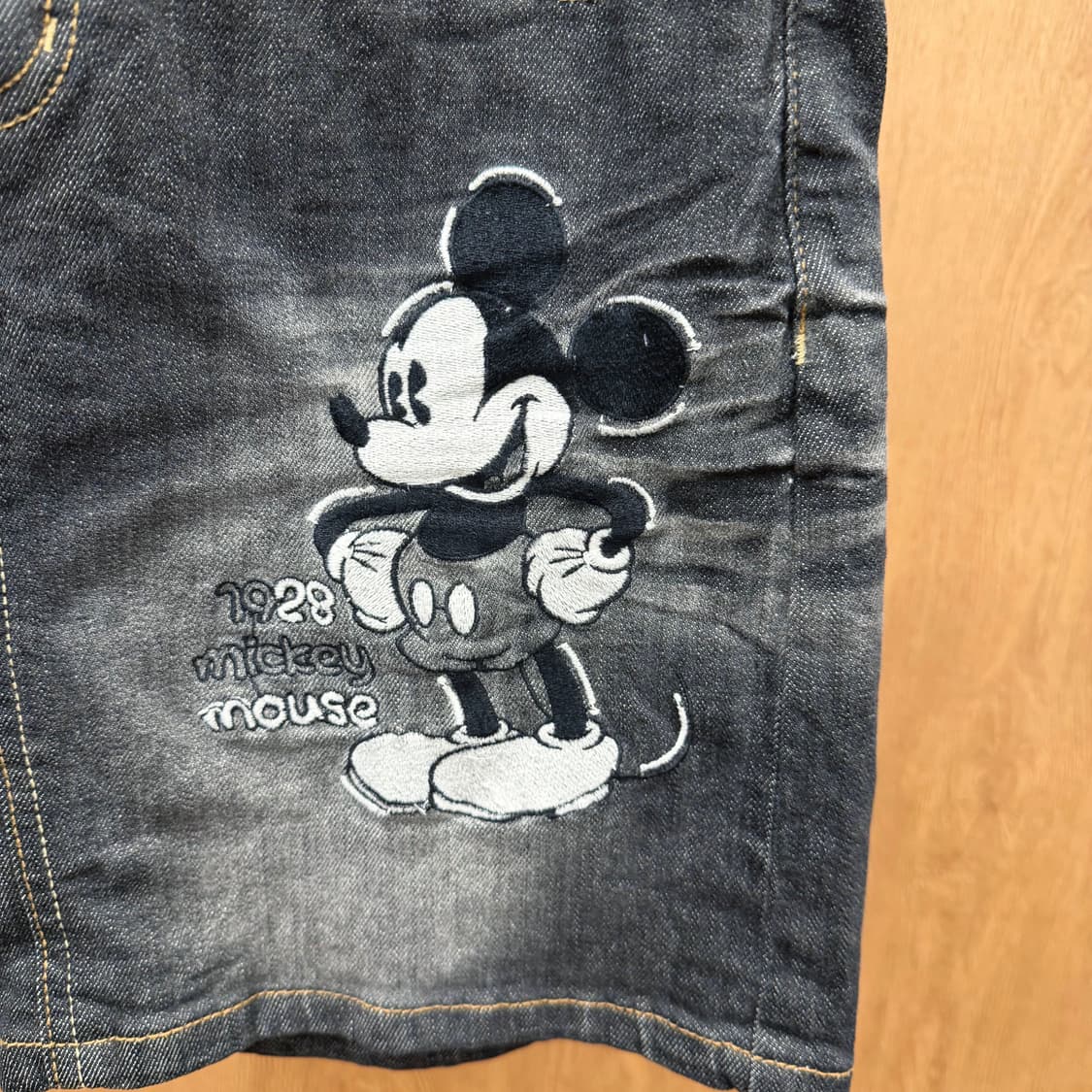 디즈니 데님 미니 스커트 미키 프린팅 백 슬릿 디테일 H라인 흑청 상품이미지6