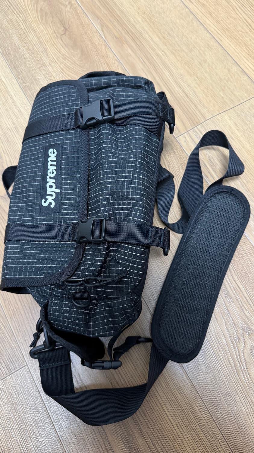 슈프림 24SS 미니 더플백 블랙 색상 상품이미지3