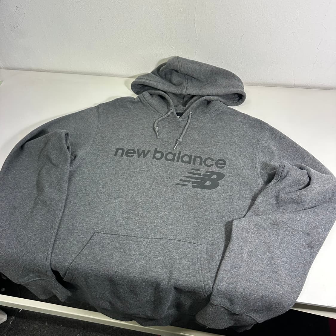 .L 뉴발란스 차콜 로고 후드티 상품이미지2