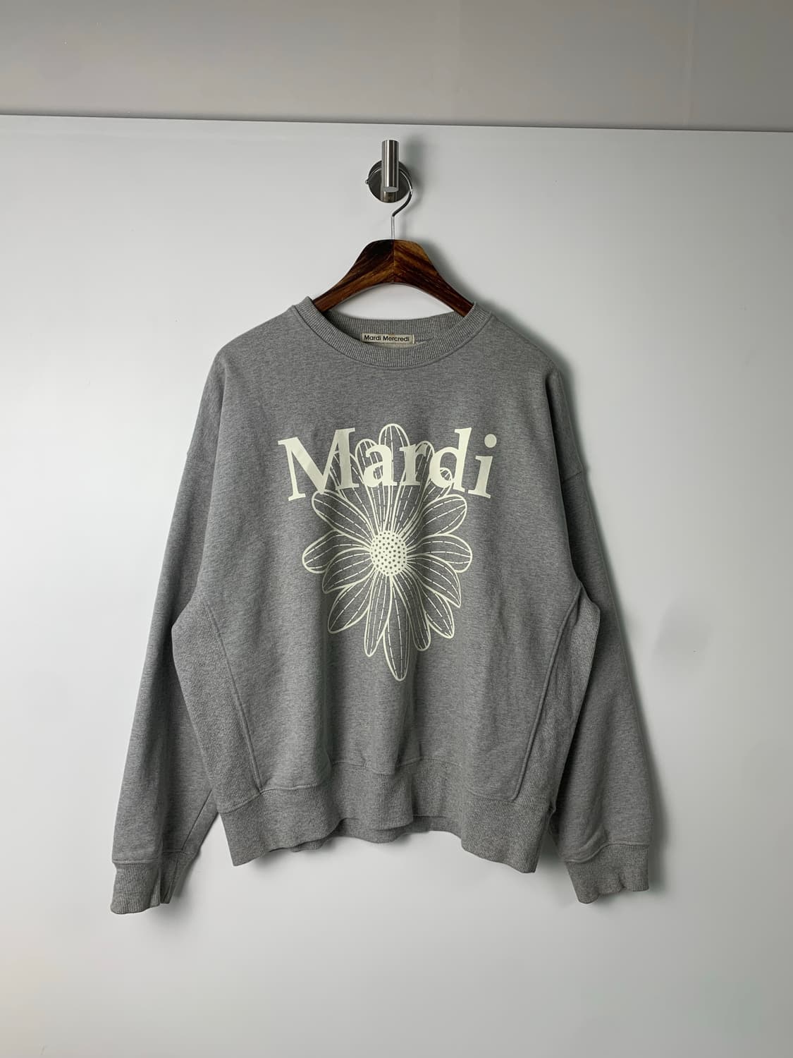 마르디 메크르디 빅로고 그레이 맨투맨 상품이미지2
