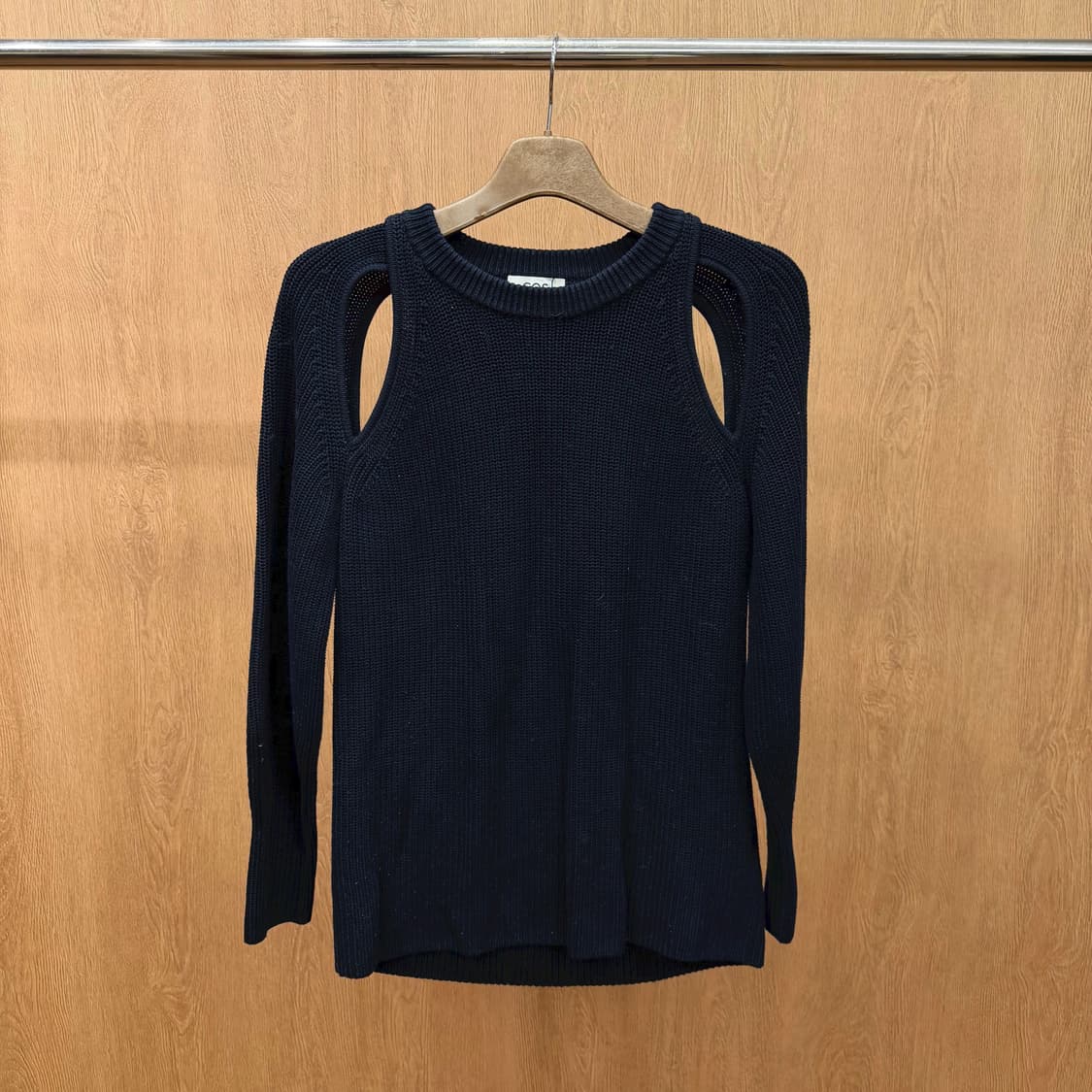 코스 롱 슬리브 골지 니트 컷아웃 오픈 슬리브 리브 커프 디테일 블랙 상품이미지2