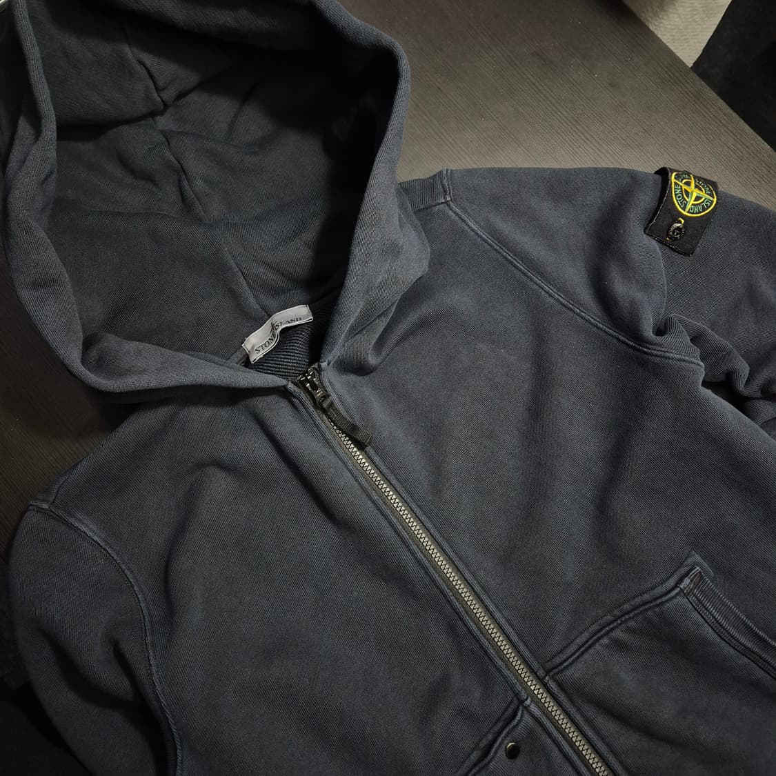 스톤아일랜드 24년도 와펜 L사이즈 후드집업 상품이미지2