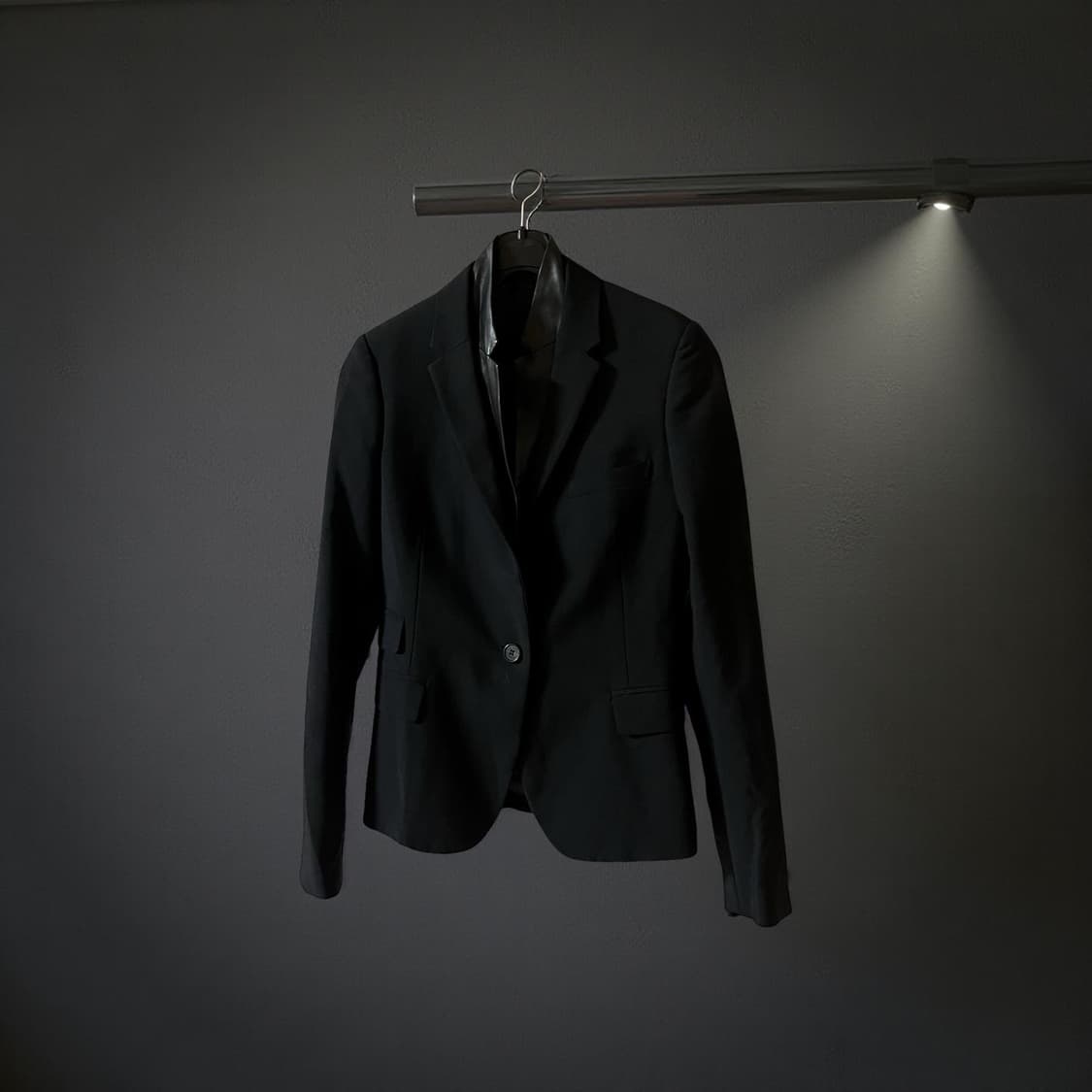 𝙽𝚎𝚒𝚕 𝚋𝚊𝚛𝚛𝚎𝚝𝚃 닐바렛 블랙 자켓 상품이미지2