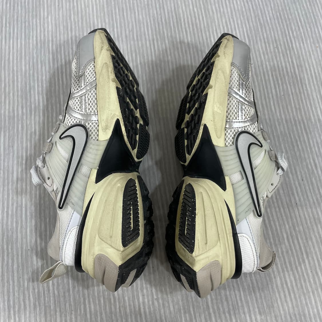 924) ) 나이키 V2K 런 서밋 화이트 메탈릭 실버 240mm 상품이미지5