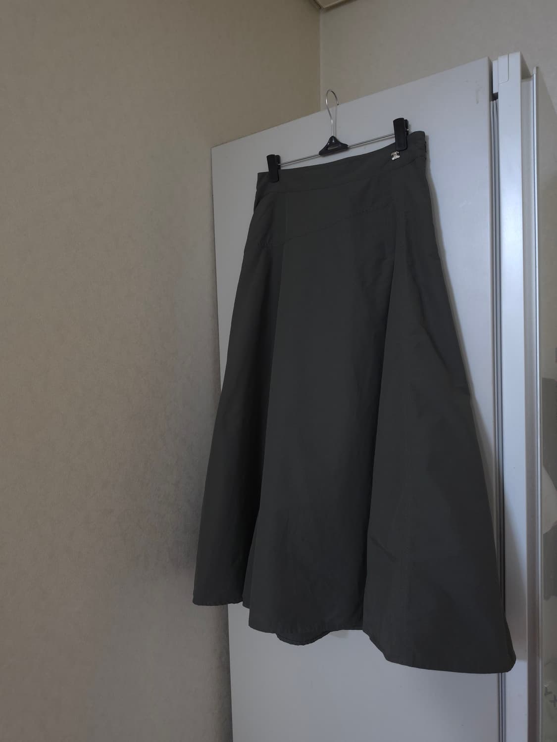 듀엘 카키색 플레어 롱스커트 상품이미지1