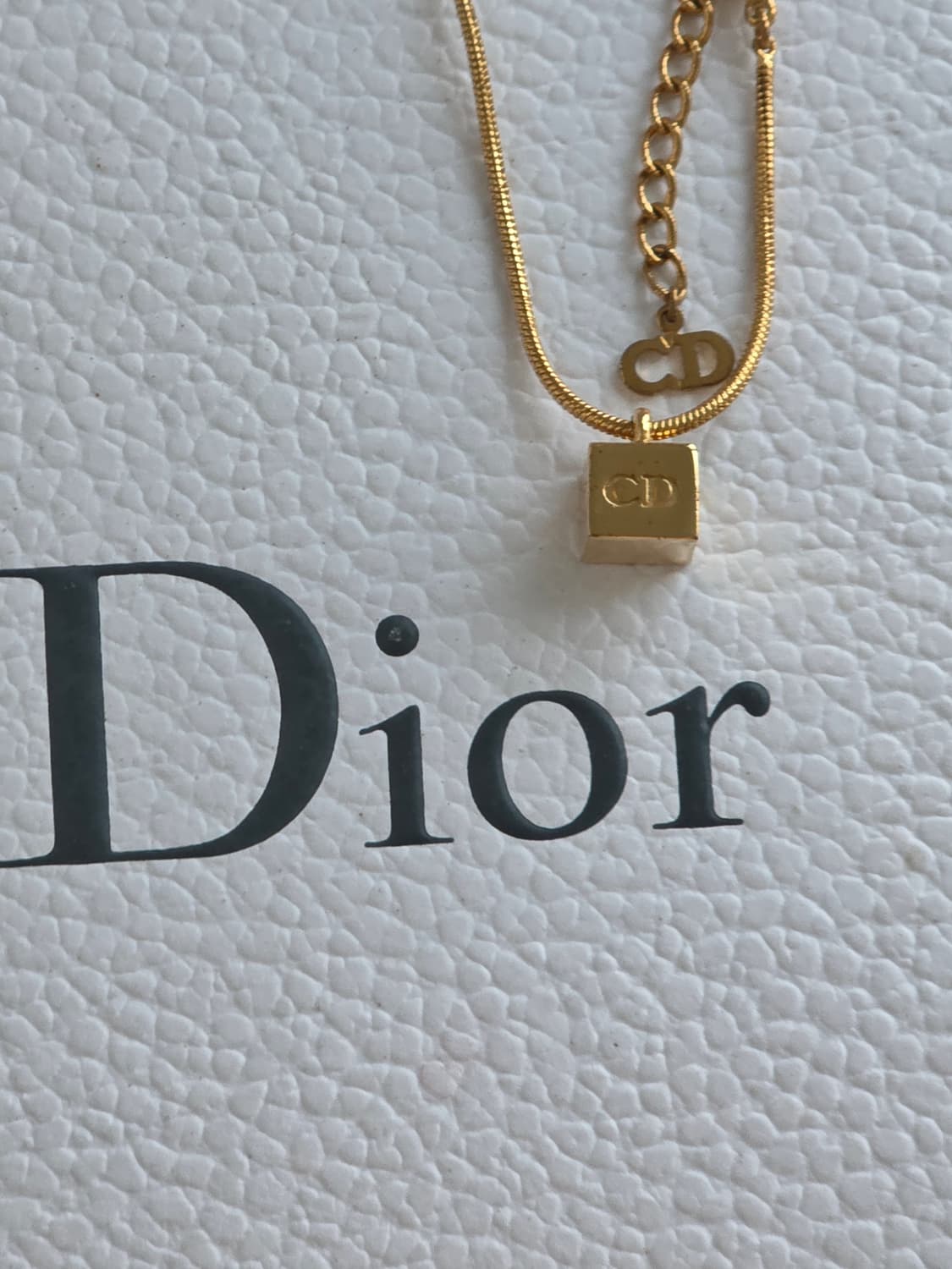 디올 금장 CD 로고 큐브 목걸이 상품이미지4
