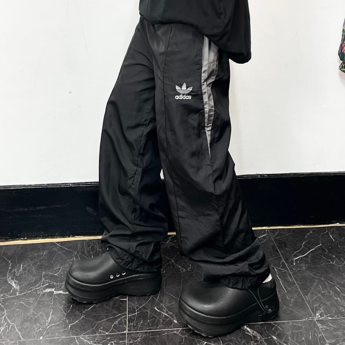 아디다스 90s 올드스쿨 사이드파이핑 와이드 트랙팬츠 상품이미지1