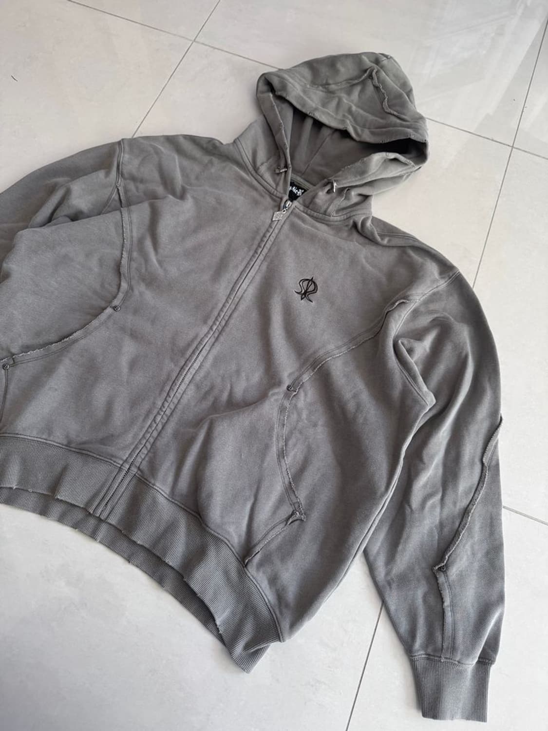 PIERCED ZIP HOODIE 스위칭 피어싱 지퍼 후드 V2 상품이미지1