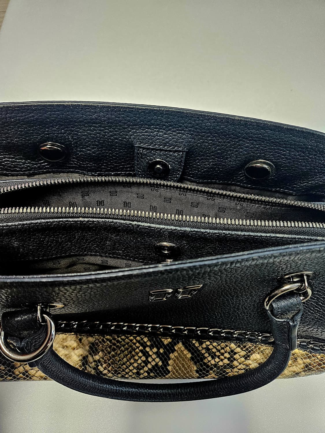 닥스 DAKS 가죽 핸드백 (블랙/파이톤 배색) 상품이미지10