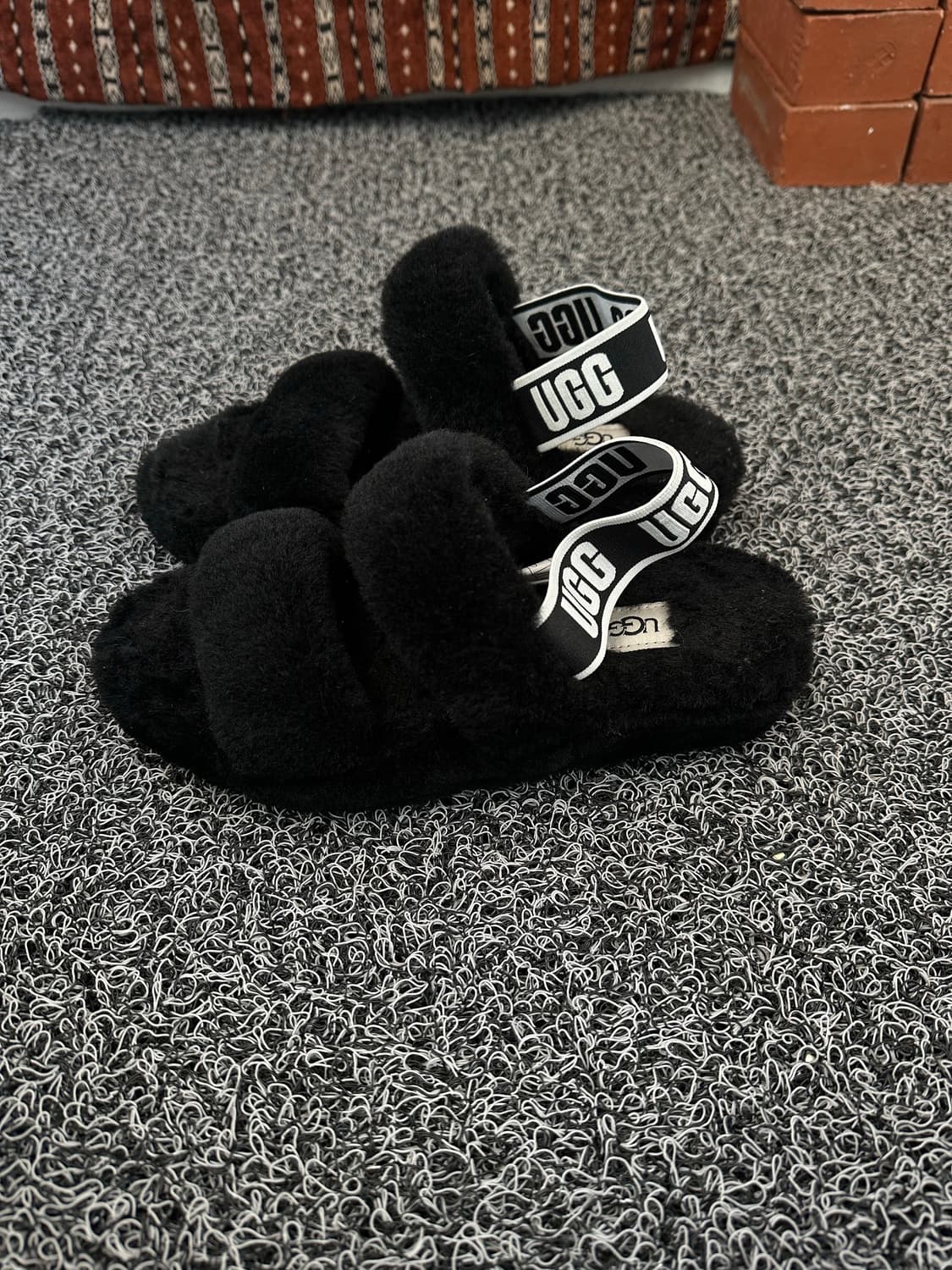 UGG 어그 플러프 슬리퍼 블랙 US5 240mm 상품이미지1