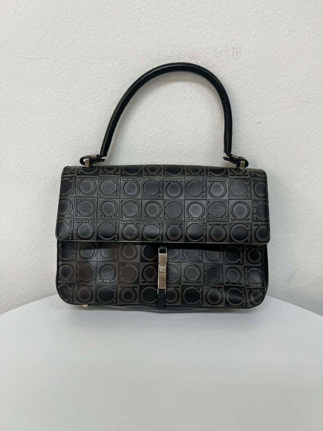 살바토레 페라가모 엠보싱 간치니 가죽 탑핸들 토트백 상품이미지1