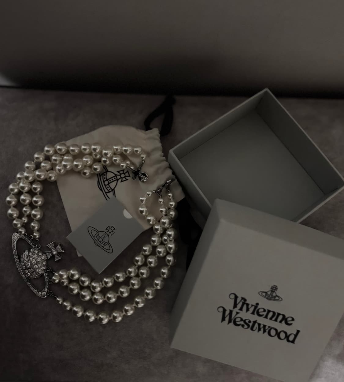 비비안 웨스트우드 쓰리로우 펄 바스 릴리프 초커 목걸이 상품이미지1