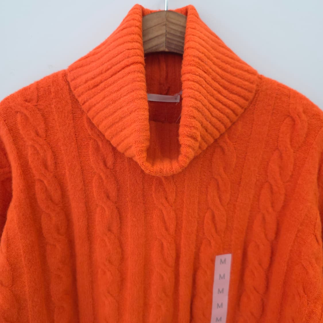 GU 오렌지 크롭 터틀넥 케이블 니트 상품이미지3