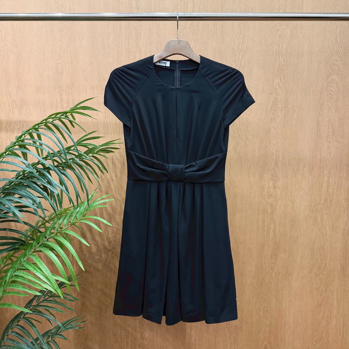 모스키노 칩앤시크 울 드레이프 원피스 패널 절개 중앙 매듭 디테일 블랙 상품이미지1