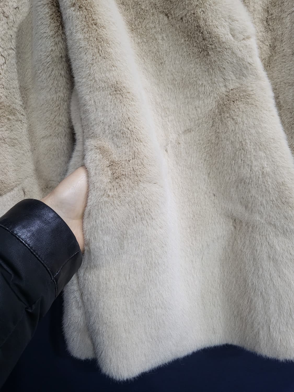 kiss thehead 페이크퍼 세미오버핏 자켓 상품이미지3