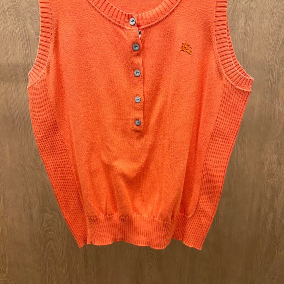 버버리 런던 라운드넥 니트 베스트 클래식 버튼 로고 자수 디테일 오렌지 상품이미지5