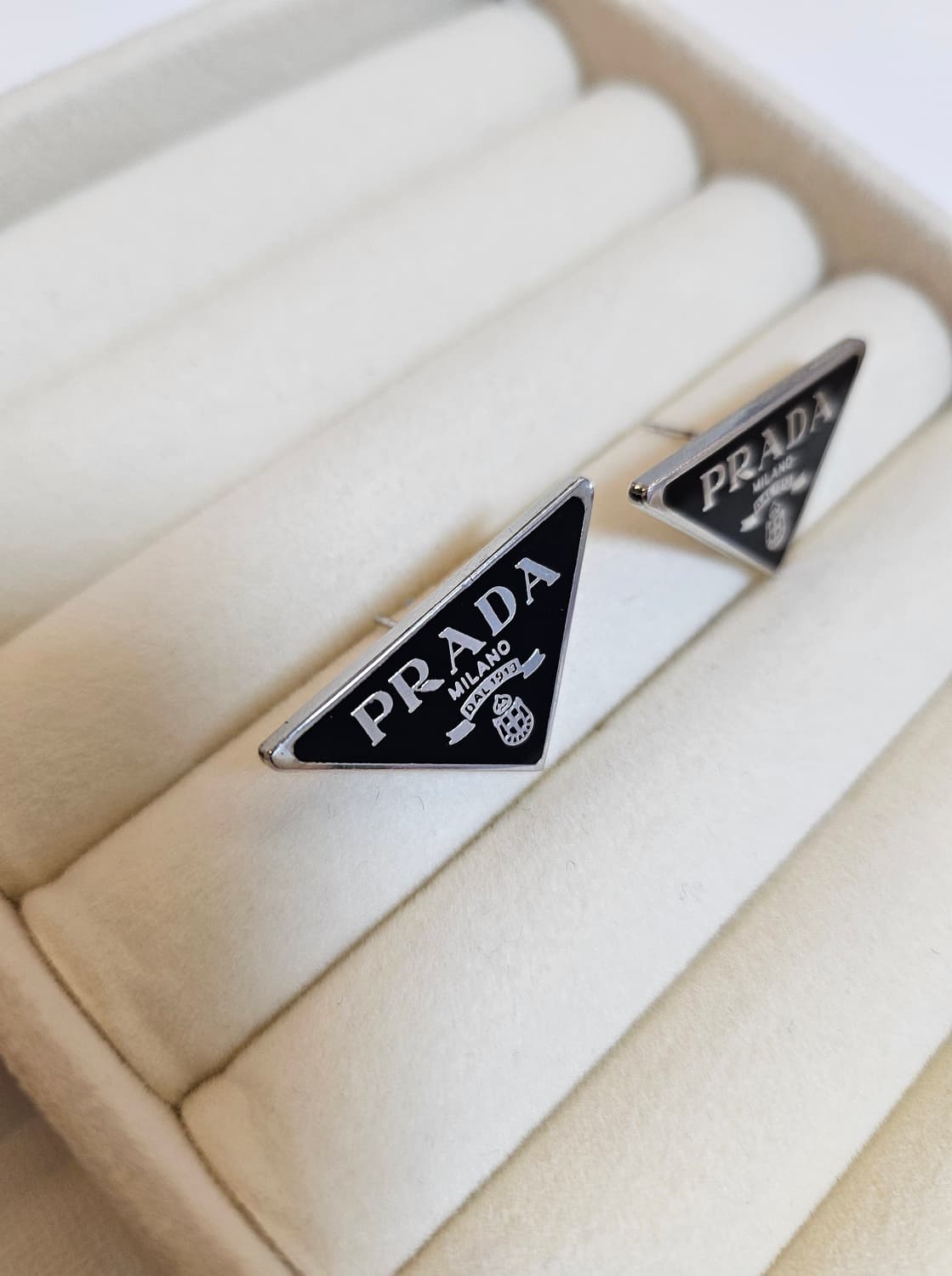 프라다 업사이클링 삼각로고 귀걸이 블랙 상품이미지4