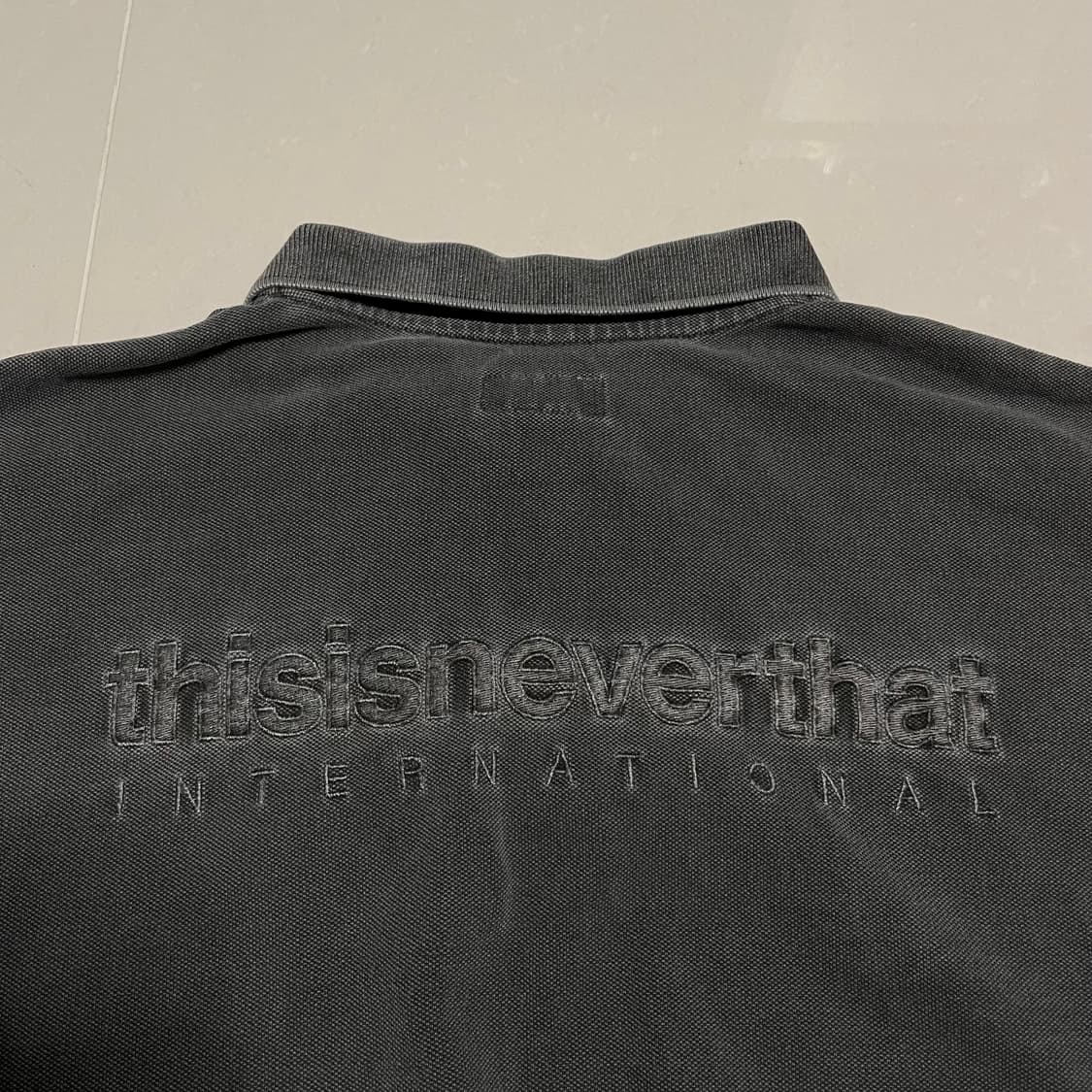 정품 디스이즈네버댓 피그먼트 차콜 빅로고 긴팔 카라티 상품이미지4