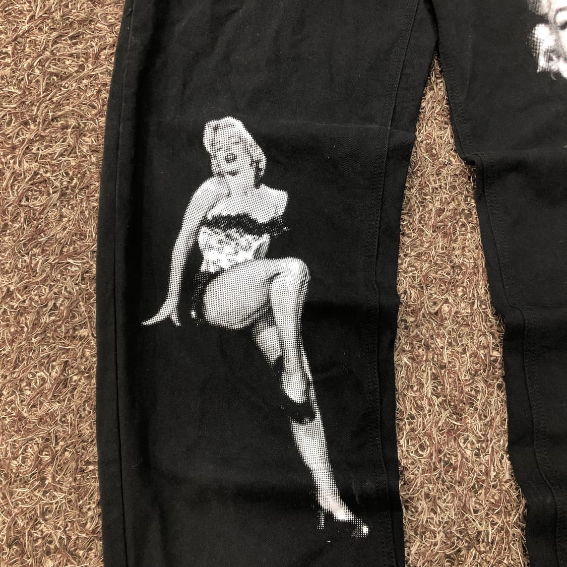 아조바이아조 마릴린 먼로 프린팅 블랙 코튼 팬츠 상품이미지3