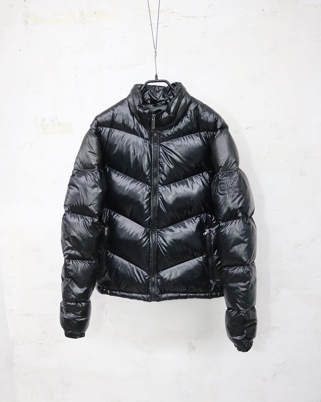 캘빈 클라인 유광 패딩 상품이미지1