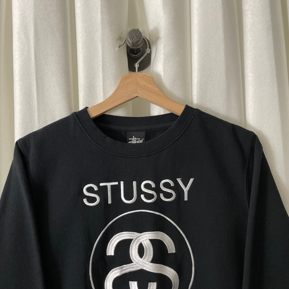스투시 블랙 월드투어 빅로고 맨투맨  상품이미지3