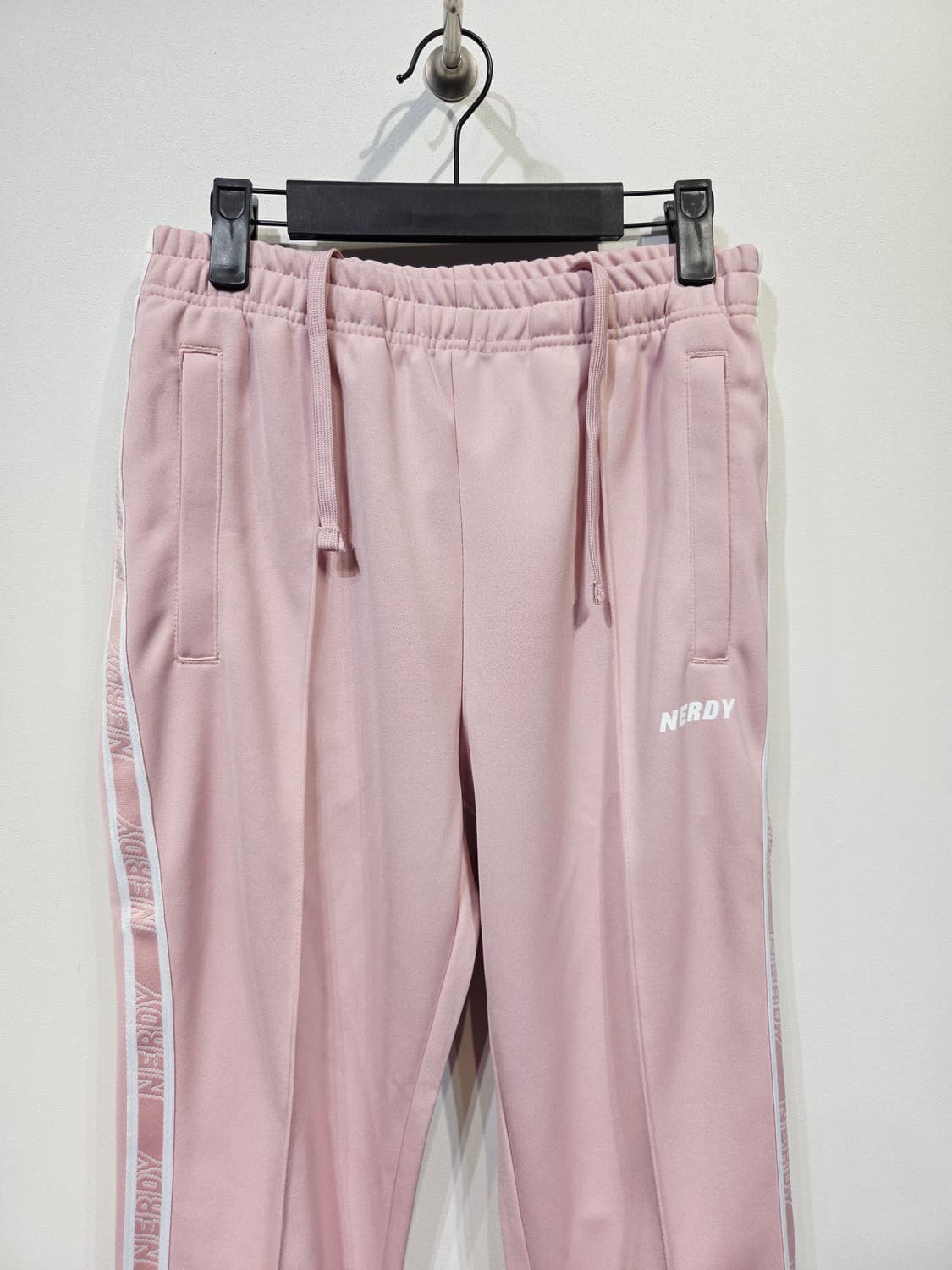 널디(NERDY) 로고 테이프 트랙 팬츠 핑크 상품이미지3