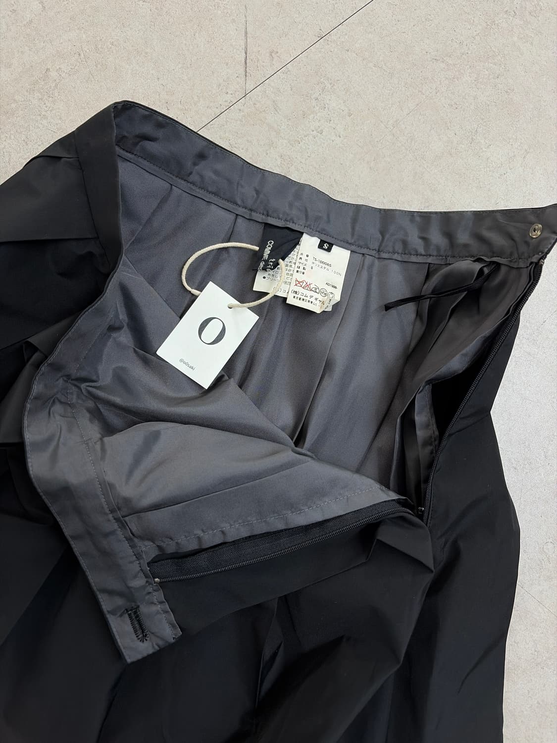 꼼데가르송 블랙 벌룬 사선 플리츠 스커트 상품이미지2