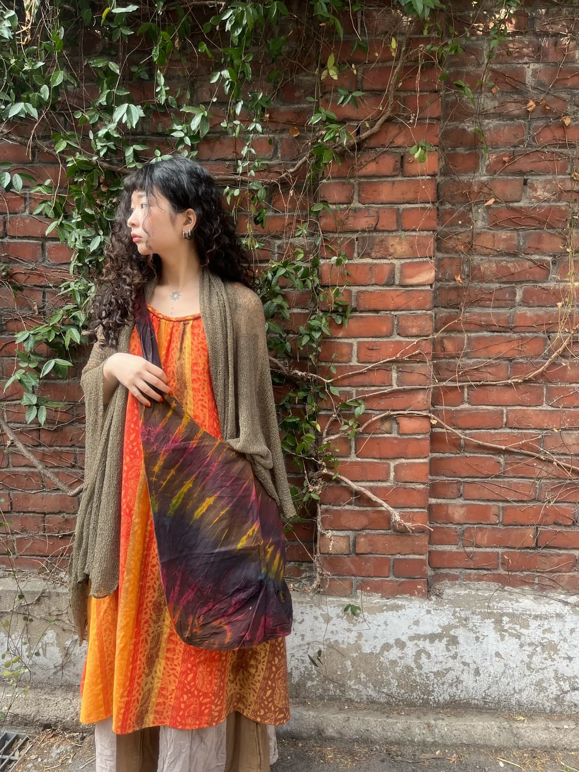 브라운 타이다이 크로스백 상품이미지1