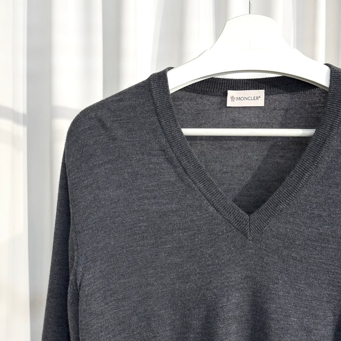 A+ / M (100) 몽클레어 브이넥 와펜 패치 니트 그레이 상품이미지4