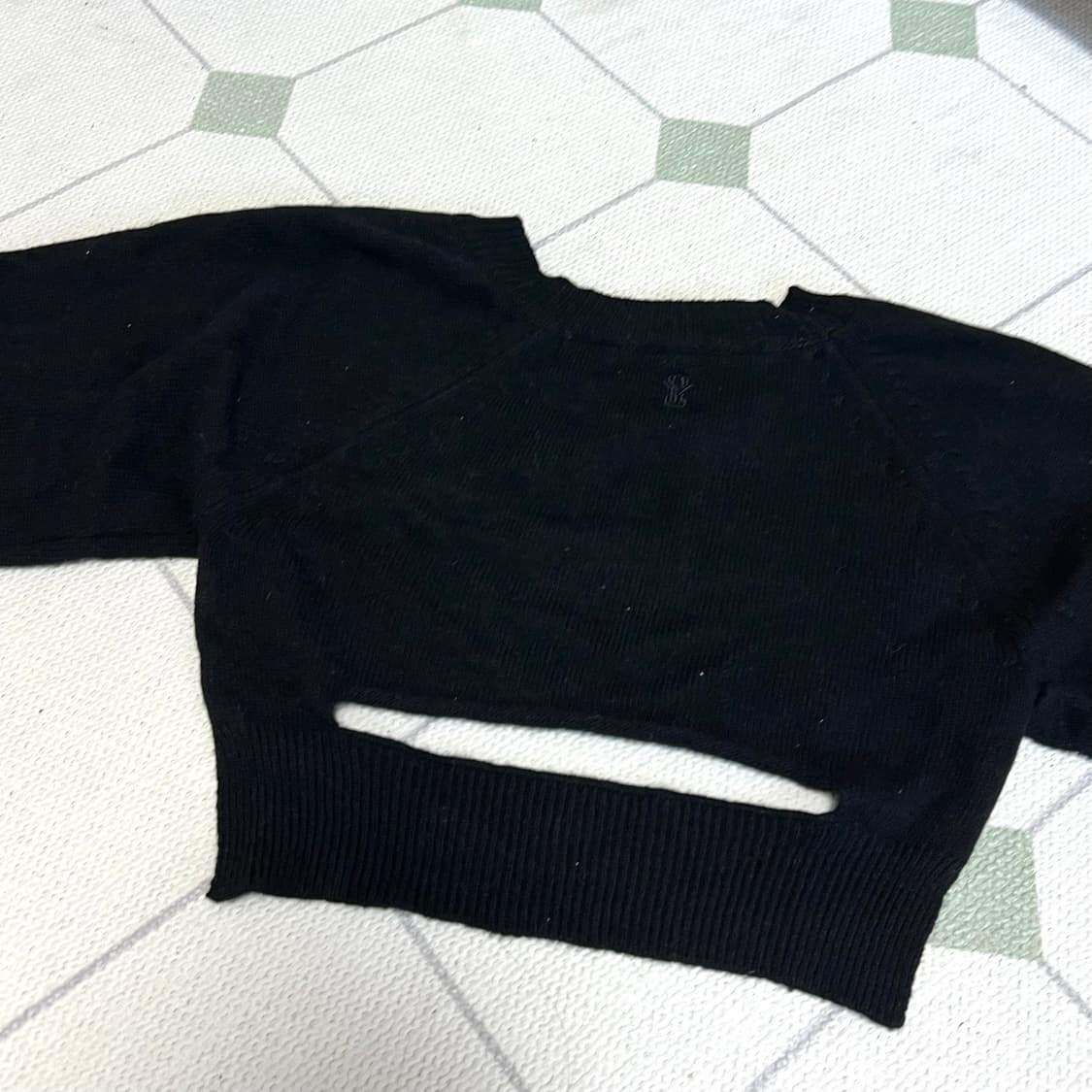 안유진 착용 YUSE 유즈 캐시미어 니트 언발란스 볼레로 블랙 상품이미지9