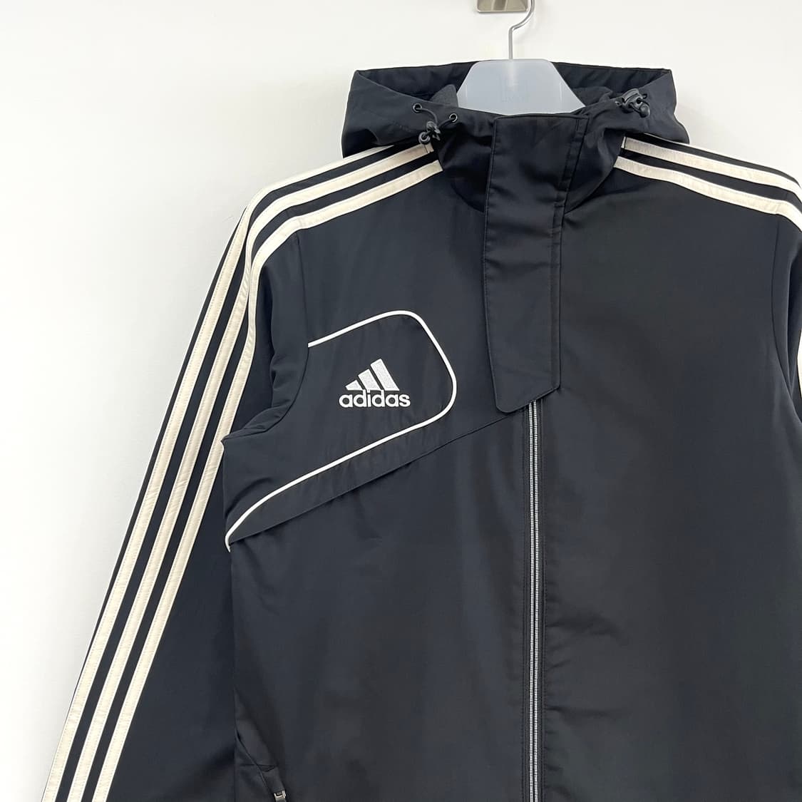 아디다스 자수로고 검흰 오레오 삼선 바람막이 상품이미지4