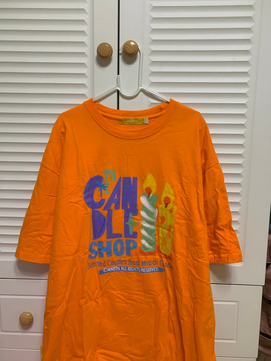 메인부스 Candle Shop T-Shirt 캔들샵 오렌지 티셔츠 상품이미지2