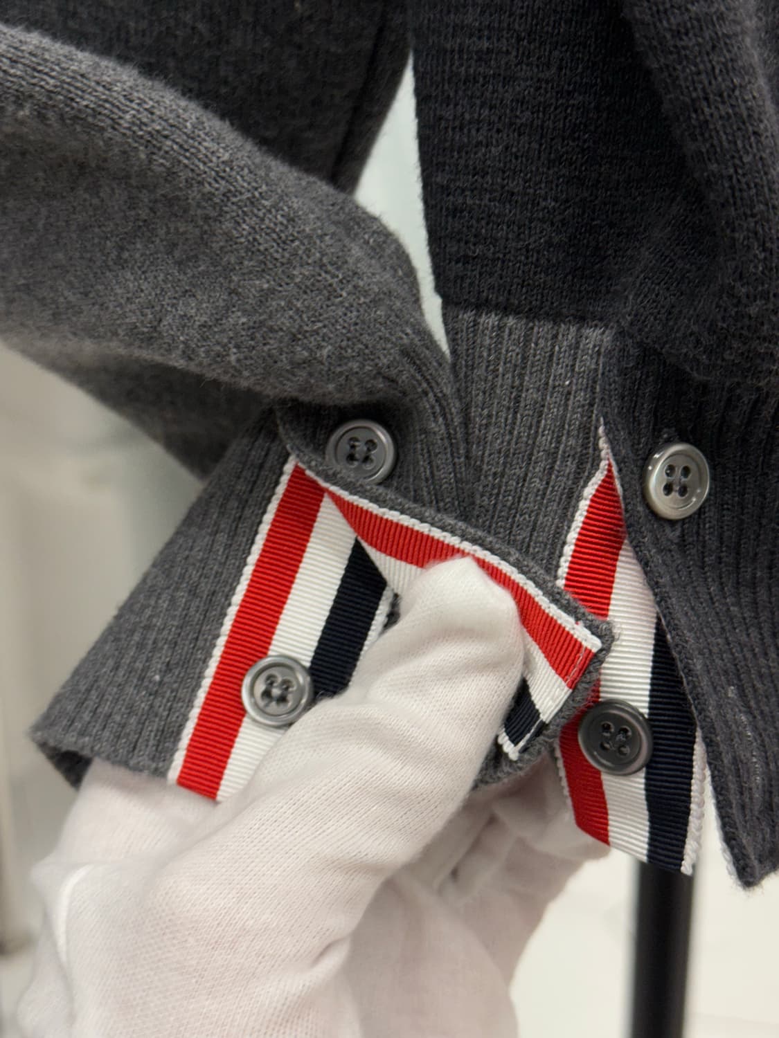 [4] 톰브라운 암밴드 펀믹스 밀라노스티치 가디건 상품이미지6
