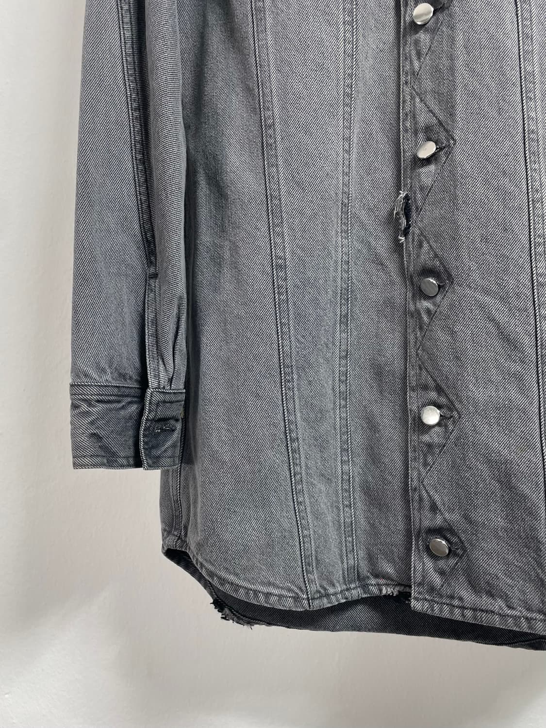 MM6 우먼스 그레이 롱 데님 셔츠 (on.613)   상품이미지4