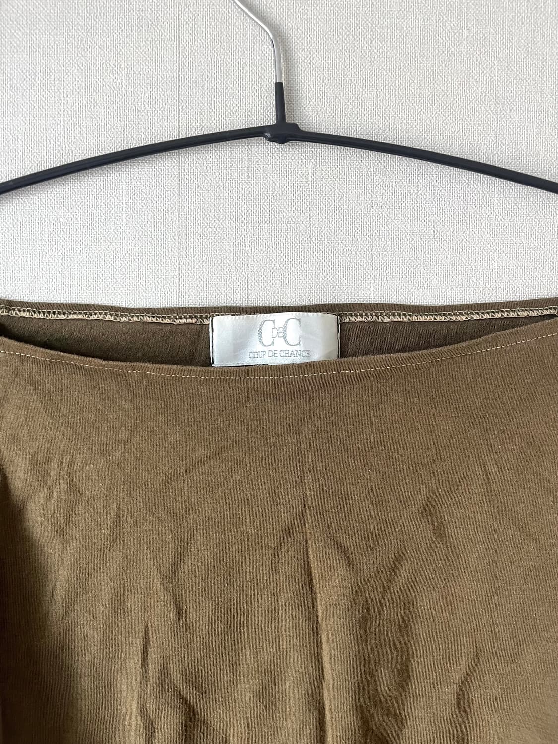 COUP DE CHANCE 카키 셔링 탑 상품이미지3