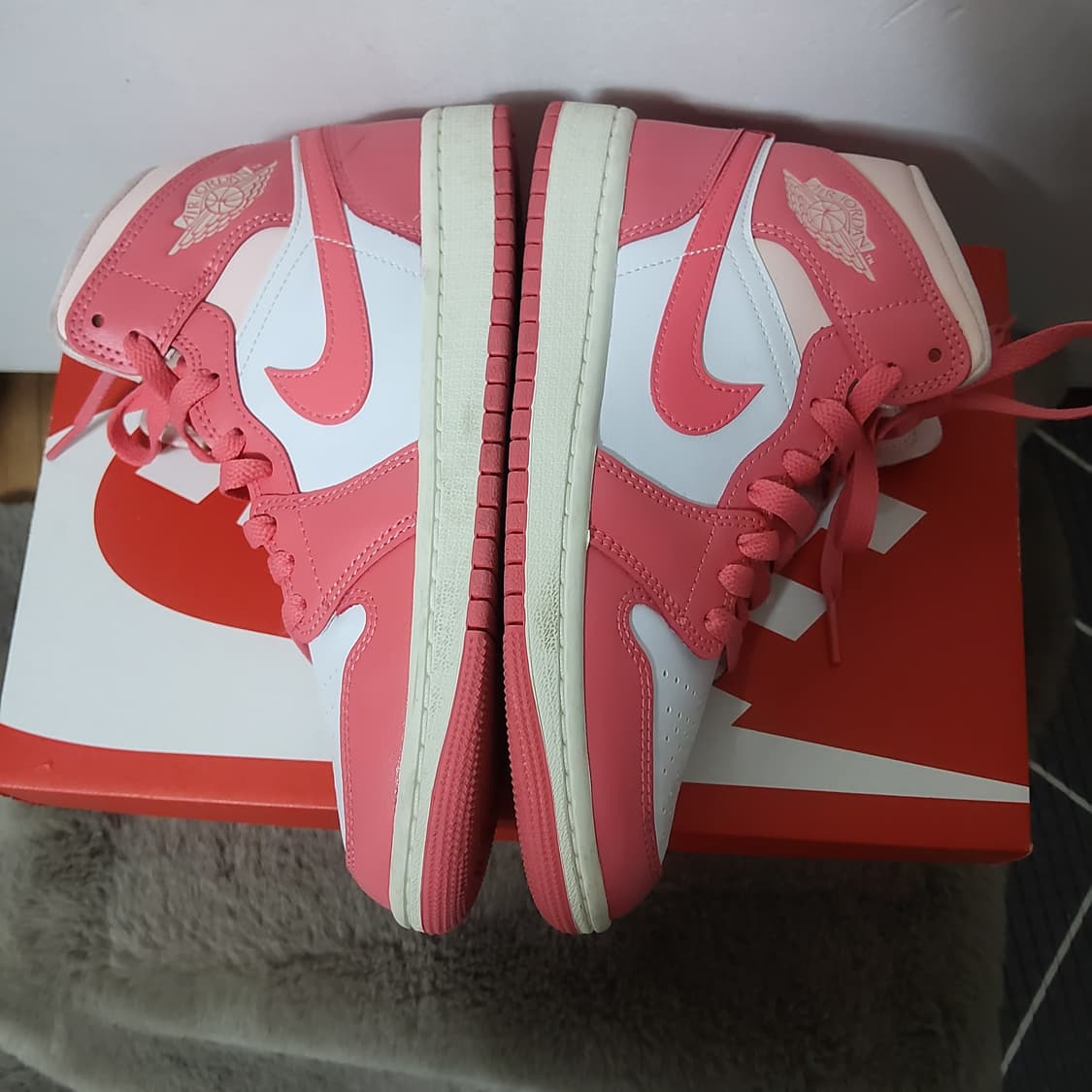 나이키 에어조던 1 미드 하이탑 스니커즈 딸기우유 235 상품이미지4