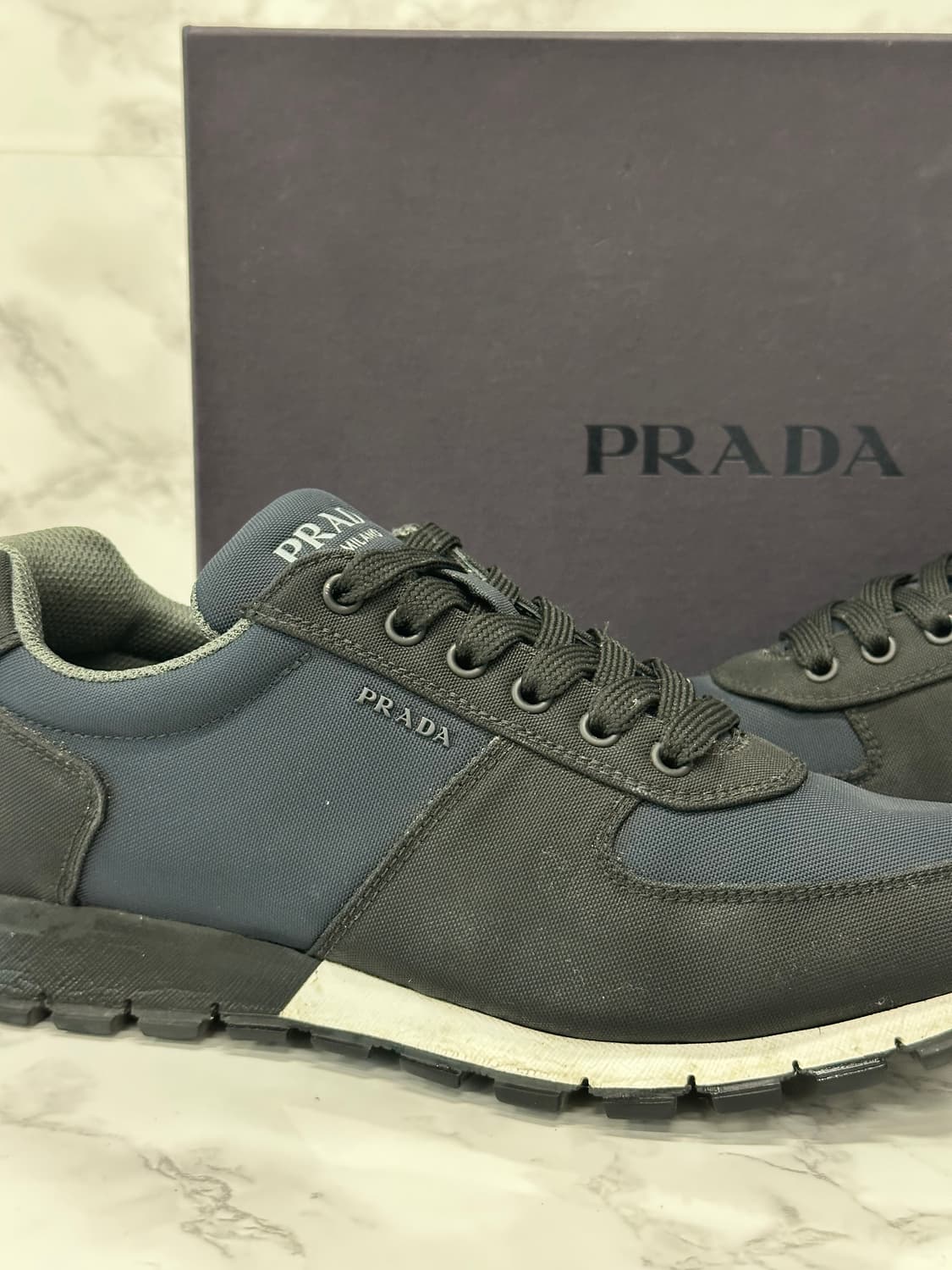 (7.5) 프라다 레터링 스니커즈 블랙/네이비 상품이미지2